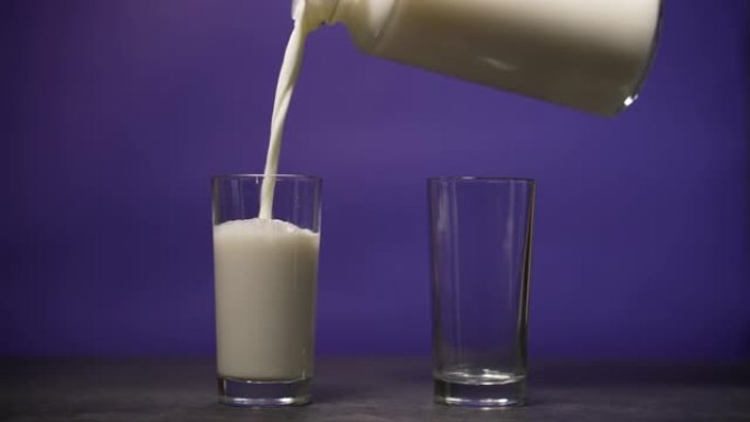 慢镜头将牛奶倒入装有棕色玉米片的碗中