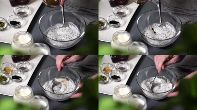 将枫糖浆添加到带有chia种子的天然酸奶中