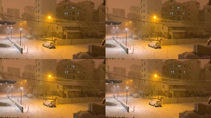 夜间有黄灯的街道降雪量
