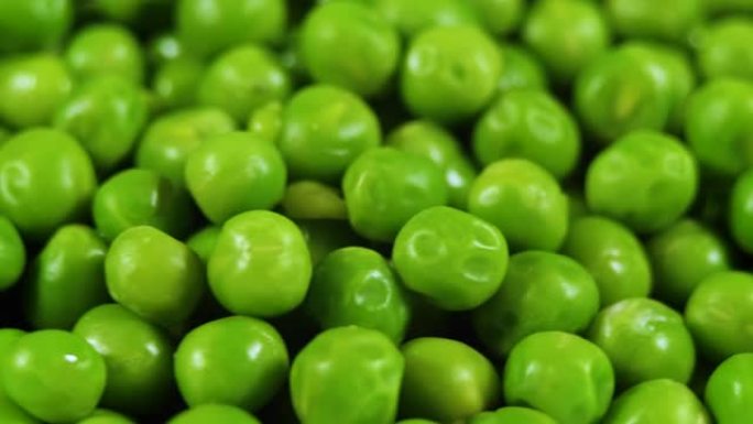 蔬菜收获健康饮食。新鲜绿豌豆的美丽纹理特写。健康素食。关闭绿色豌豆背景旋转。宏观拍摄新鲜有机豌豆。