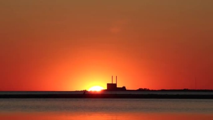 瑞典南部海滩的日落。发电厂