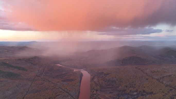 航拍彩云夕照下雨的秋山河湾