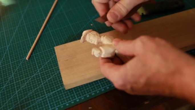 大师用木头雕刻出人形雕像
