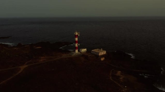 无人机景观 -- 特内里费岩石海岸灯塔日落