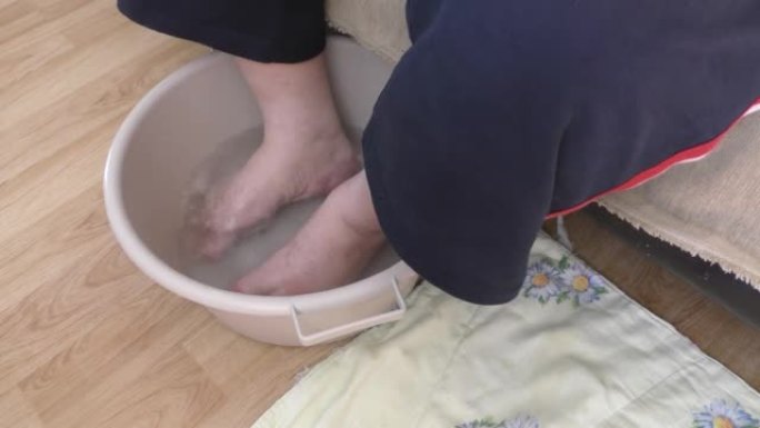 男人洗脚
