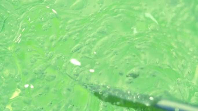 绿色芦荟美容精华美容凝胶质地，透明液体，洗手液，macro抗衰老面膜，眼部护肤化妆霜，气泡背景。