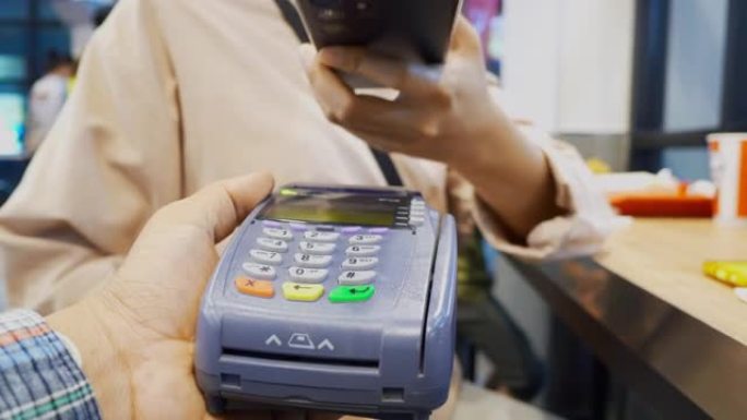 用智能手机付款。扫码支付刷卡机买单