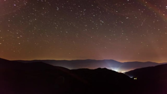 喀尔巴阡山脉上的星星。卡门卡上空奇妙不可思议的夜空。拥有数百万颗闪亮星星的宇宙空间的电影魔幻景色。乌