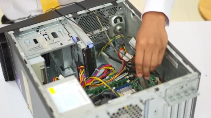 电子技术人员的近距离拆卸主板进行清洁。电脑维修。从板上移除处理器