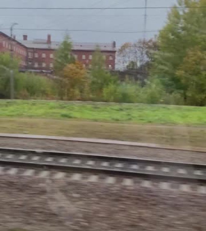 从行驶中的火车窗口观看。