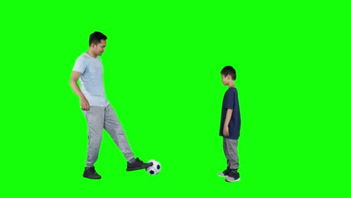 年轻的父亲和儿子踢足球