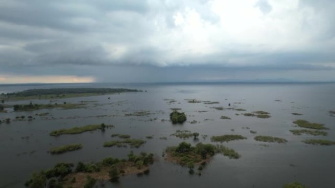 空中无人机电影在泰国中部华富里府大雨后拍摄的洪水