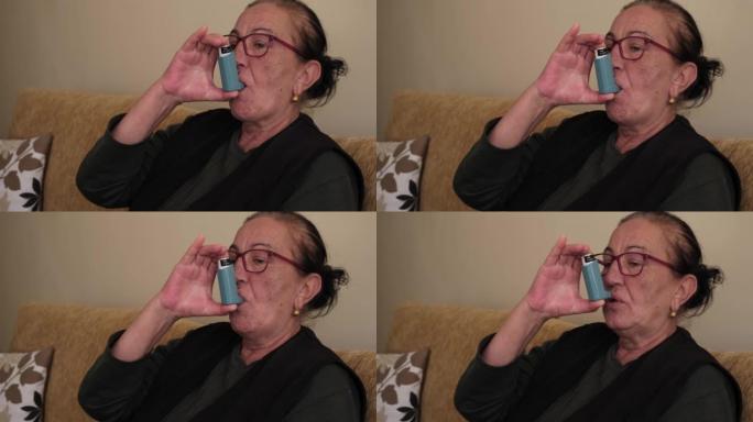 老年妇女在家中沙发上使用哮喘吸入器