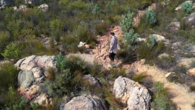 南非岩石景观中的男性徒步旅行者