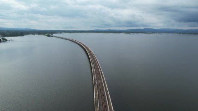 泰国中部Pa Sak dam Lopburi上的火车和大坝大桥的铁路桥的空中无人机视图。