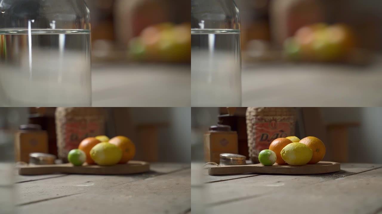 从空玻璃瓶到柑橘类水果的平底锅，在木质表面擦掉果皮