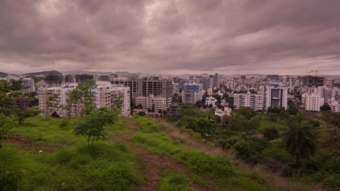 美丽的城市景观，戏剧性的云层和印度城市的昼夜时光流逝