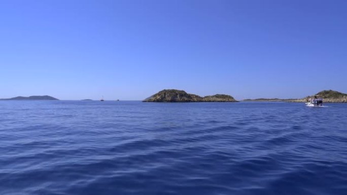观光船在海上航行侧岩石群岛