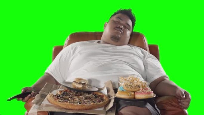 男人吃垃圾食品后睡在沙发上