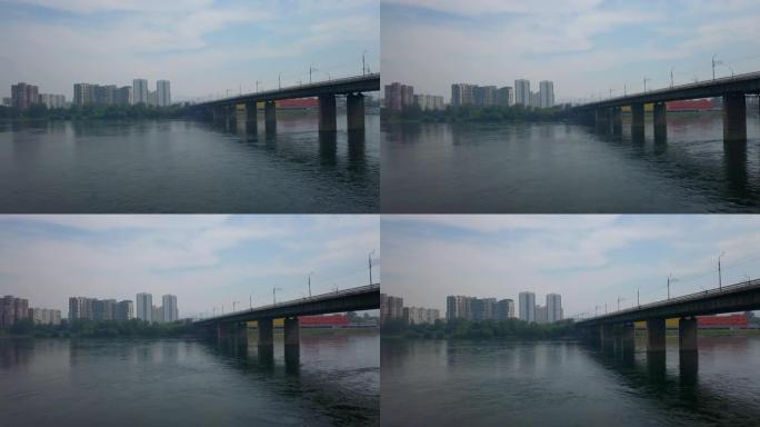 Krasnoyasrk市叶尼塞河上的桥梁的鸟瞰图无人机镜头