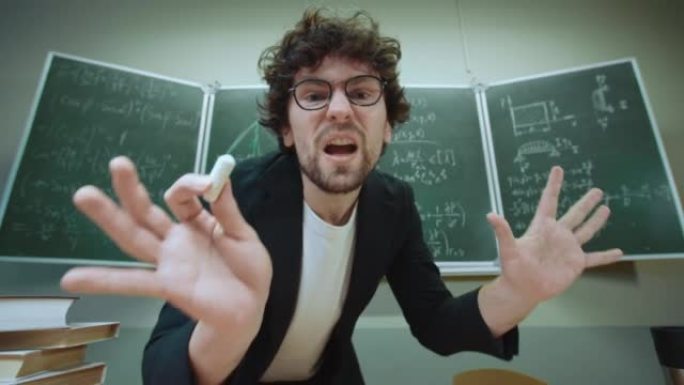 情绪古怪的老师试图在教室里解释用粉笔写在黑板上的数学公式。视点有趣的教授在情感上与不懂数学的学生交谈