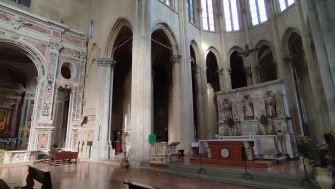 那不勒斯-圣洛伦索·马焦雷大教堂的内部概述