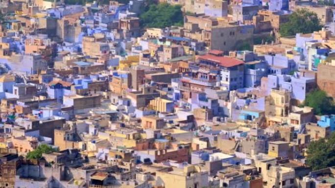 焦特布尔蓝色城市鸟瞰图。从印度拉贾斯坦邦的Mehrangarh堡看，早晨在婆罗门房屋上方飞来的蓝色房