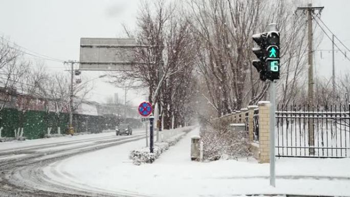 冬季雪中的道路