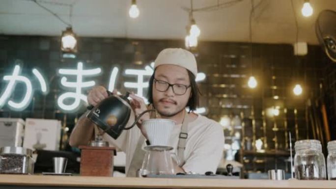 咖啡师酿造了他咖啡馆的招牌咖啡。
