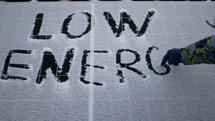 雪地里的低能耗太阳能电池板。