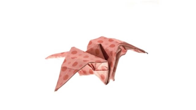美丽的折纸鹤动画。白底飞行的折纸鹤。画廊上的不同颜色
