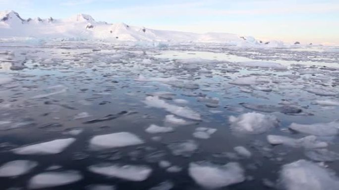 在南极洲的一座大冰山附近航行