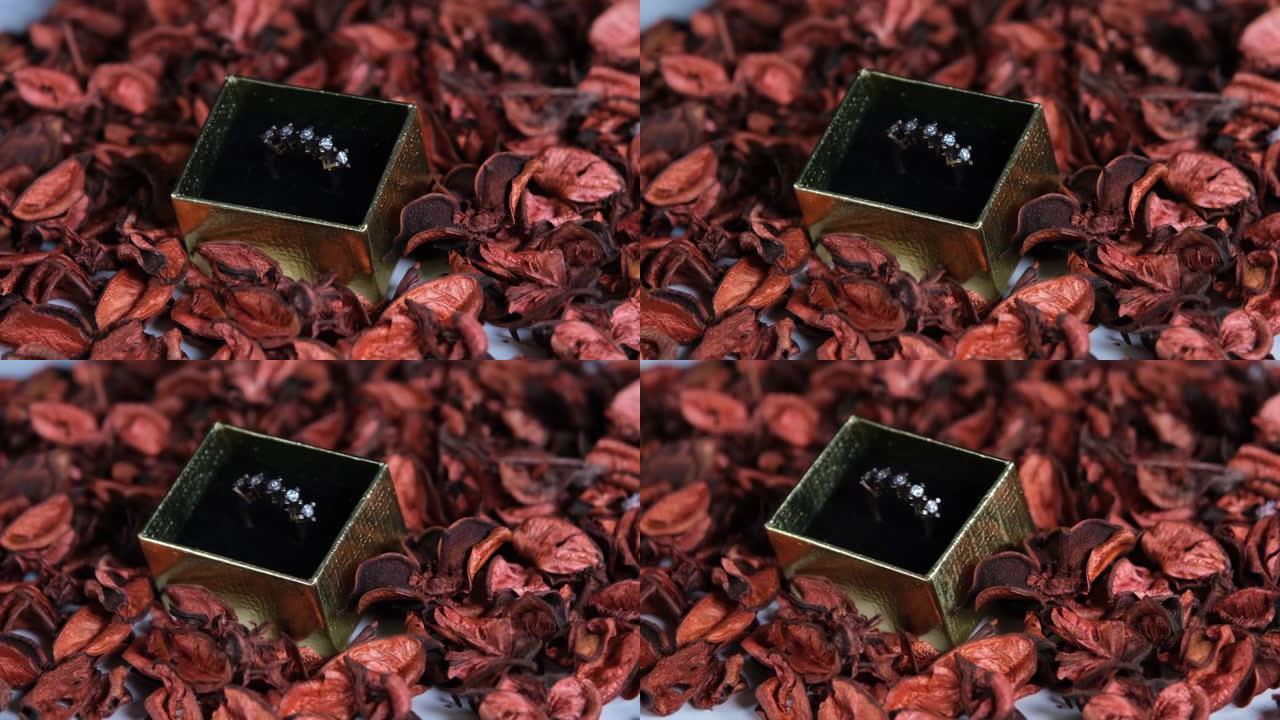 戒指和玫瑰花瓣