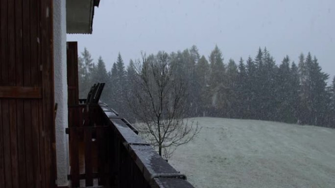 在郊区附近的大雪中，带有经典木屋的冬季景观