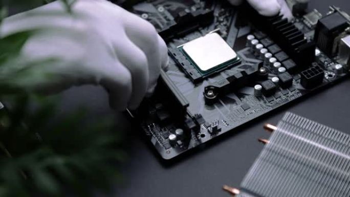 处理器CPU安装在主板上的插座中