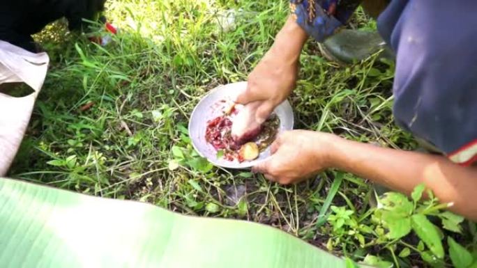 制作印尼传统手工软化辣椒酱