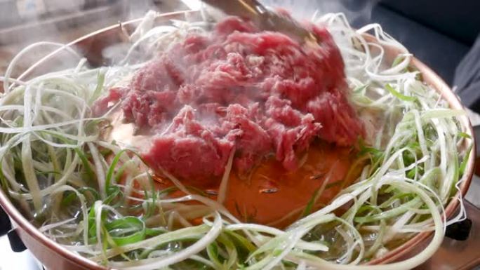 韩国餐厅的煎熟黑猪肉餐