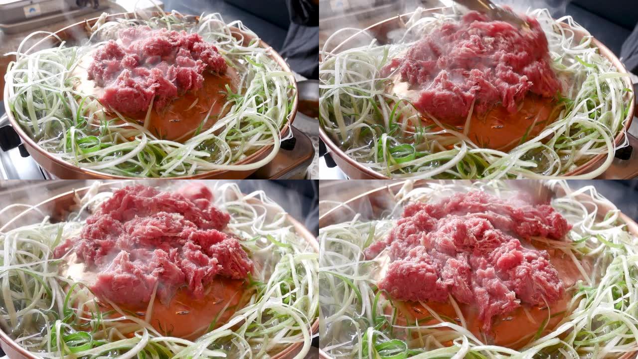韩国餐厅的煎熟黑猪肉餐