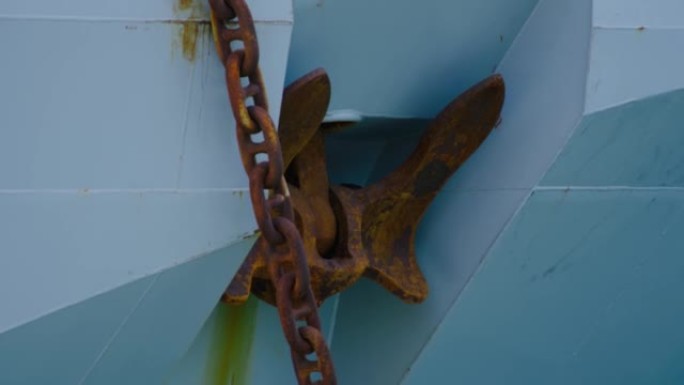 一艘生锈的大型船的锚和锚链的特写镜头。