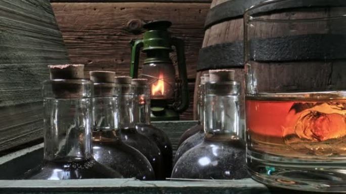 一杯威士忌。旧酒厂仓库手工制作的干邑白兰地。