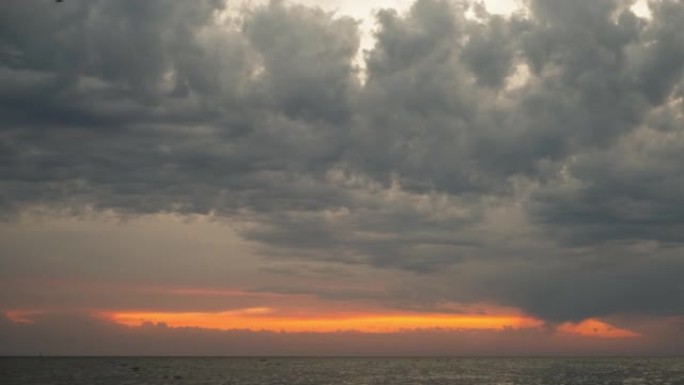 图片多云的日落反射在平静的涟漪海水中，视频实时4 k