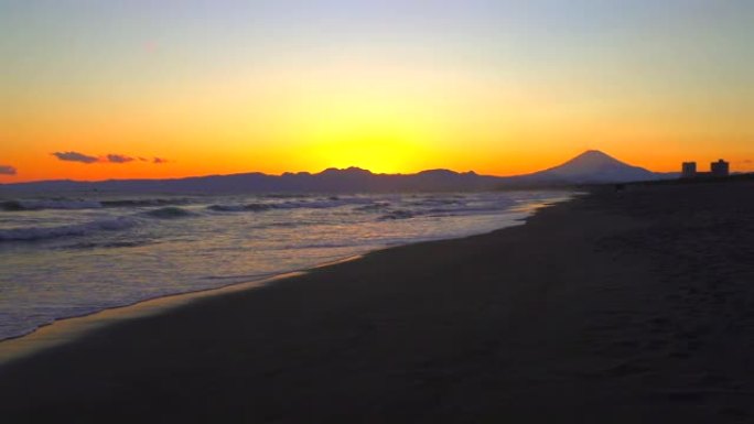 富士山和日落时的沙滩