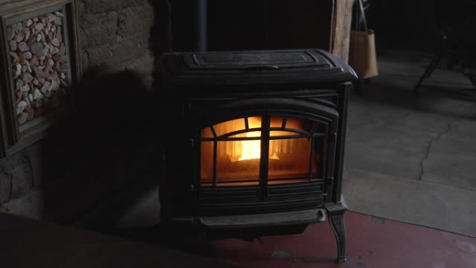 旧木材燃烧古董取暖炉