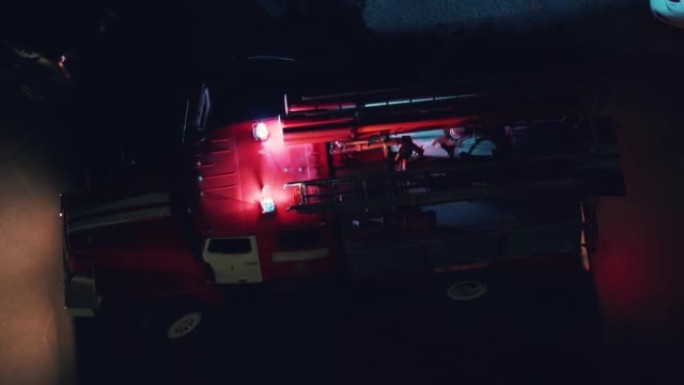 公寓楼庭院夜景带闪光灯的消防车