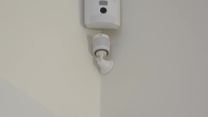 智能家居无线运动传感器安装在客厅的墙壁上，运动检测器用于检测运动和控制智能灯等活动。