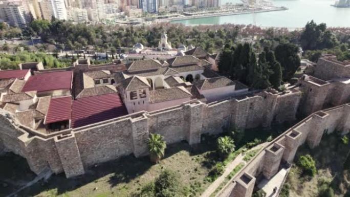 在马拉加的Alcazaba中世纪宫殿的城墙上关闭天线