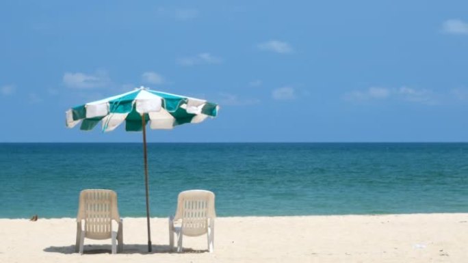 泰国的夏季海滩大海沙滩海浪座椅