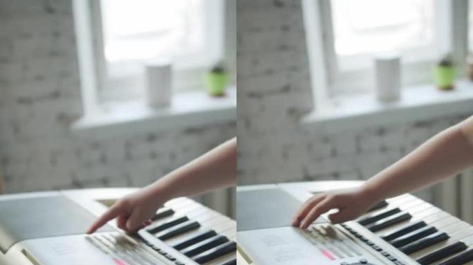 一个女人教一个女孩如何演奏合成器。她正在使用笔记本电脑