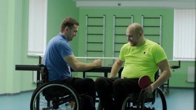 一个坐轮椅的残疾人在打乒乓球。残疾人打乒乓球。残疾人的康复。残奥会运动。