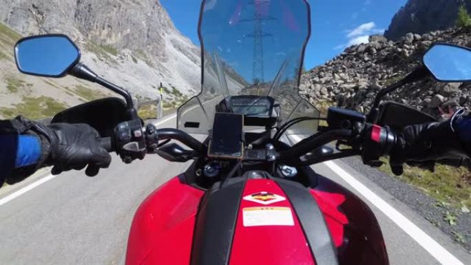 在瑞士阿尔卑斯山的风景山口骑摩托车，摩托之旅